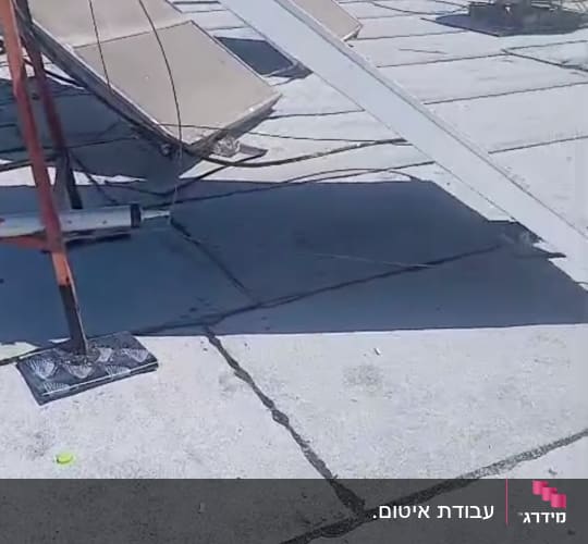 גג עם לוחות סולאריים ואנטנות